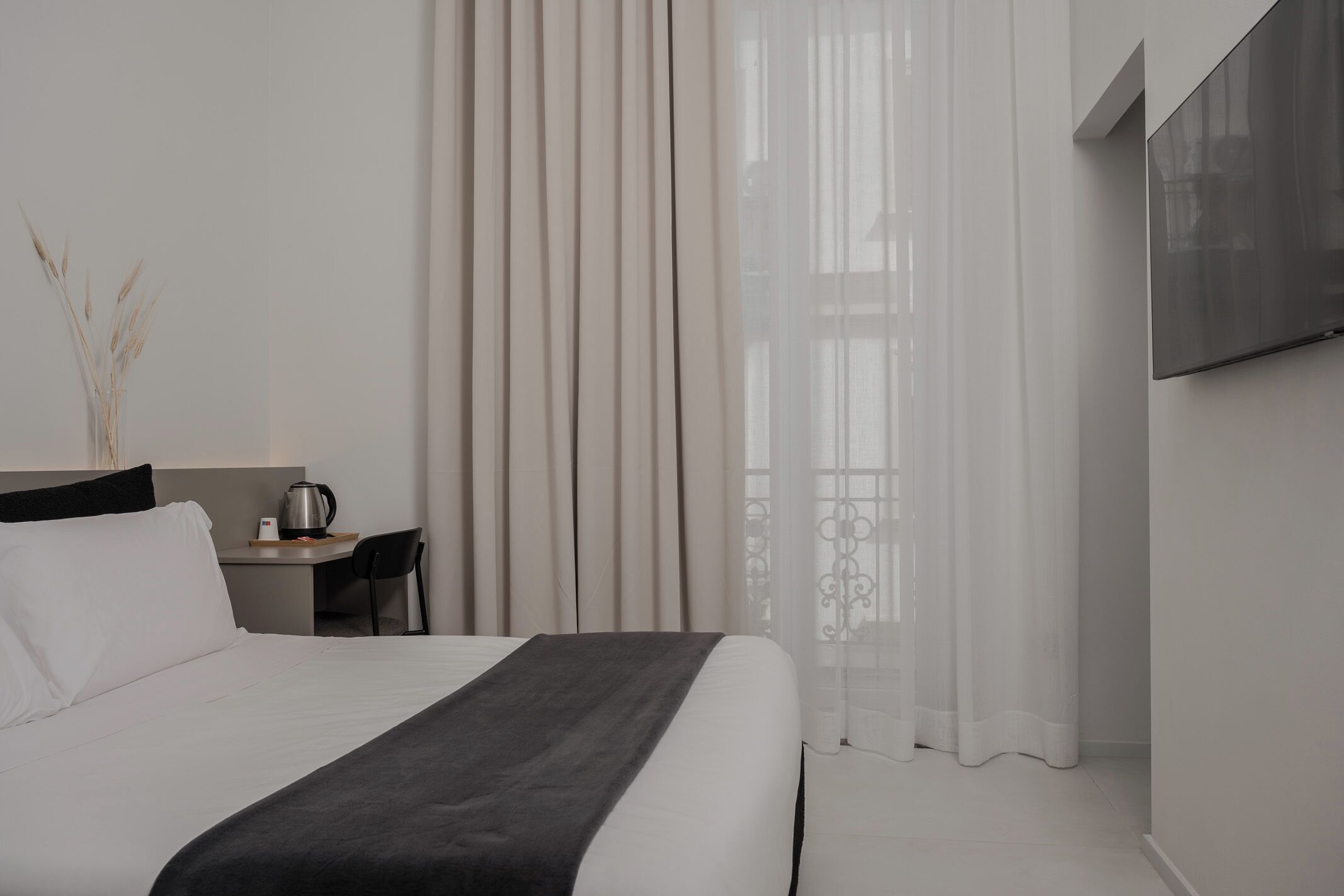 Zimmersafe, Schreibtisch, laptopgeeigneter Arbeitsplatz