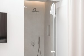 Deluxe Triple Room, City View | Bilik Mandi | Pancuran mandi, hulu semburan mandi hujan, pengering rambut 