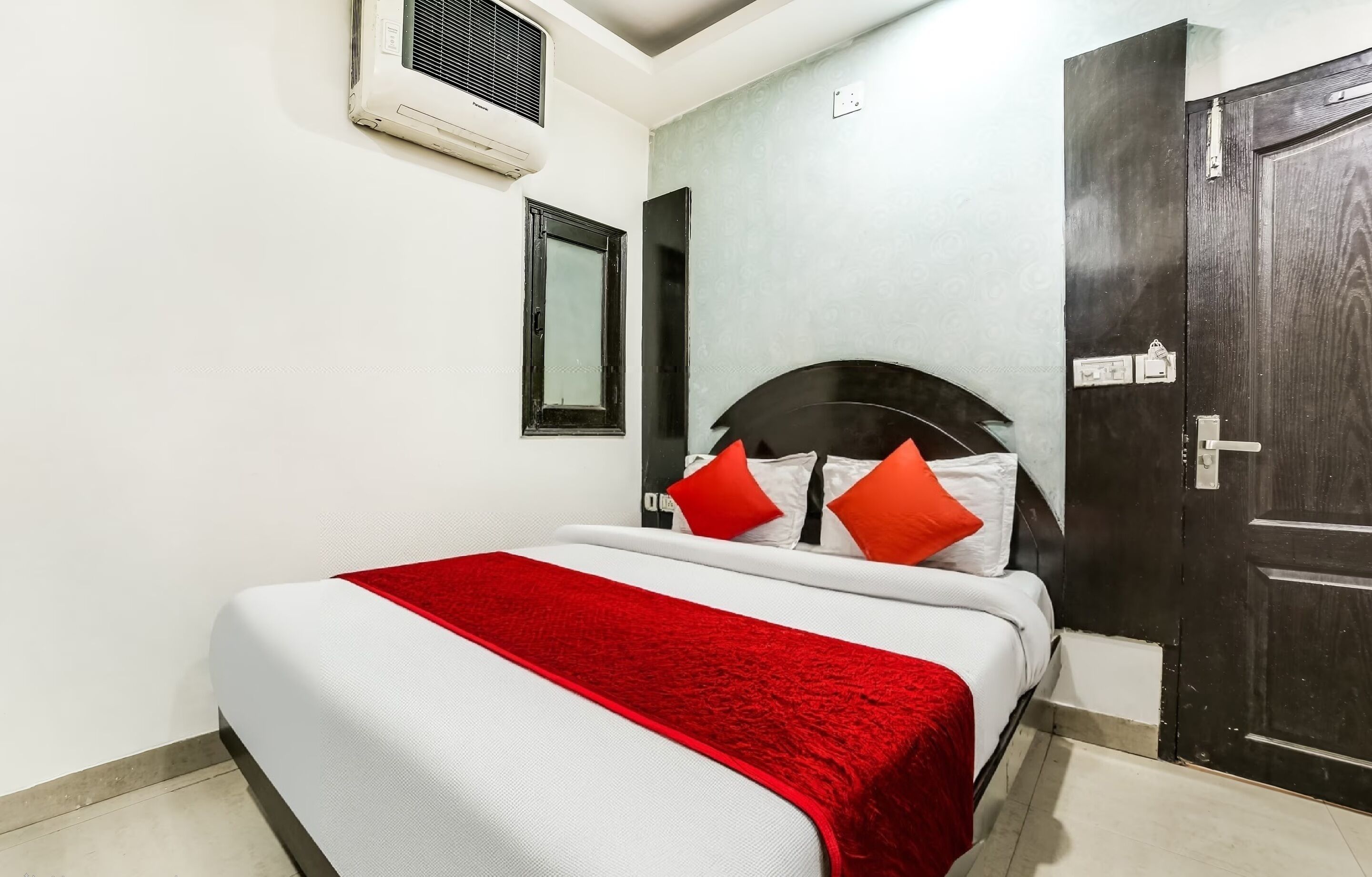 Soundproofing, free WiFi, bed sheets