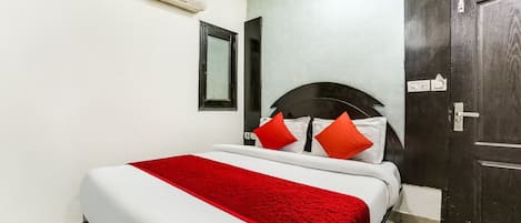 Soundproofing, free WiFi, bed sheets