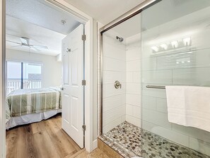Douche, sèche-cheveux, serviettes fournies
