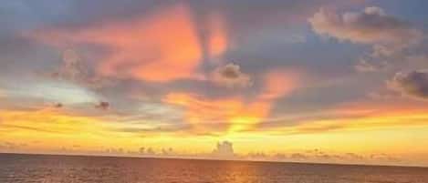 Une plage au coucher du soleil.