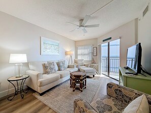 TV - Beach Gem - All the perks, views, parking, wifi, beach gear and more! (St. Pete Beach)