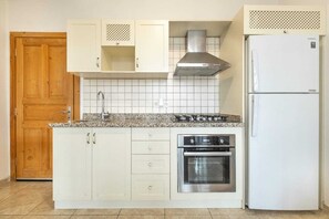 Réfrigérateur, micro-ondes, four, bouilloire électrique