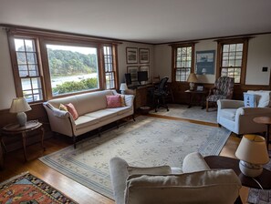 TV - Pet Friendly Waterfront Overlooking Oyster River (Chatham)