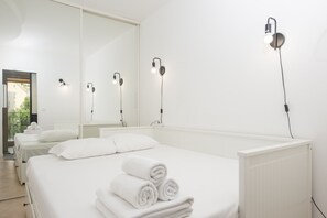 Iron/ironing board, free WiFi, bed sheets - 49-"Le beach", Plein centre, climatisé, refait à n (Menton)
