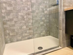 Shower, hair dryer, towels, soap - 55-"Le rêve éveillé", vue mer, garage 38 (Menton)