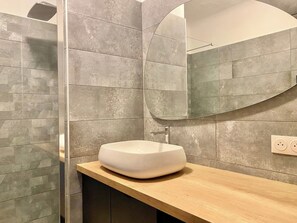 Dusj, hårføner og håndklær