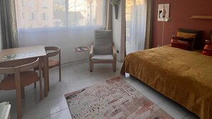 A modern bedroom with a bed, a desk, and a chair. - 72-"Charmant studio" Plein centre, Calme, Terrasse (Menton)