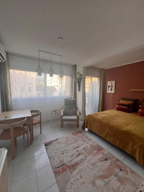 Tabla de planchar con plancha, wifi gratis y ropa de cama 