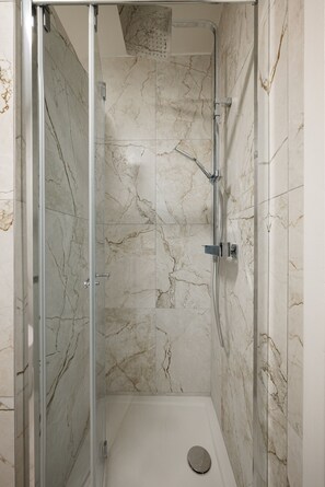 Douche, sèche-cheveux, serviettes fournies, savon