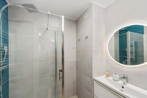 Shower, hair dryer, towels, shampoo