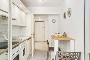 Refrigerador, horno, cafetera y tetera y tetera eléctrica 