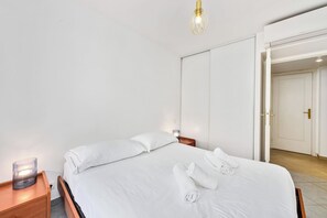 Iron/ironing board, free WiFi, bed sheets