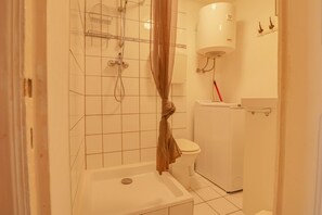 Douche, séchoir à cheveux, serviettes fournies, savon