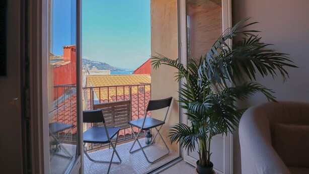 A balcony with a view of buildings and a plant. - 14-"La Belle Vue Mer" Cozy Appartement, Centre, Pl (Menton)