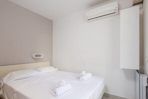 アイロン / アイロン台、WiFi (無料)、ベッドシーツ