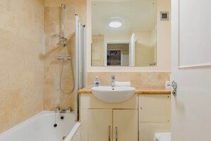 Shower, hair dryer, towels - Rare 1BD Flat with Balcony in Chancery Lane (Greater London)