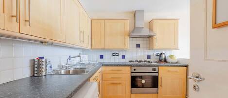 Een koelkast, een oven, een kookplaat, een vaatwasser