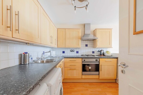 Fridge, oven, stovetop, dishwasher