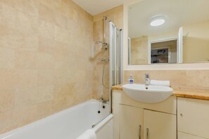 Shower, hair dryer, towels - Rare 1BD Flat with Balcony in Chancery Lane (Greater London)