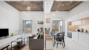 A modern apartment with a living area, dining space, and kitchen. - 82 -L’Écrin d’Alexandra, cosy 2 pièces (Menton)