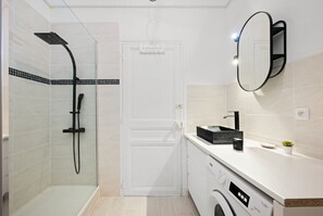 Dusche, Haartrockner, Handtücher