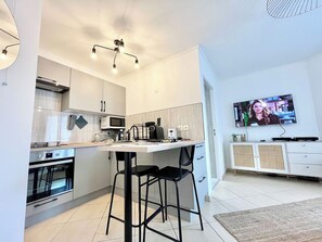 Geladeira, micro-ondas, fogão, cafeteira/chaleira