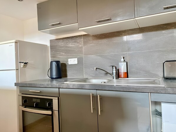 Fridge, microwave, dishwasher, coffee/tea maker