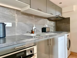 Fridge, microwave, dishwasher, coffee/tea maker - 13-"Appartement terrasse" centre, proche (Menton)