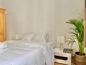 1 slaapkamer, een strijkplank/strijkijzer, gratis wifi, beddengoed
