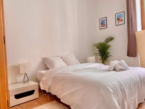 Iron/ironing board, free WiFi, bed sheets