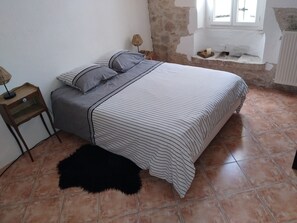 4 bedrooms, iron/ironing board, WiFi, bed sheets