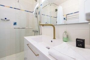 Douche, serviettes fournies