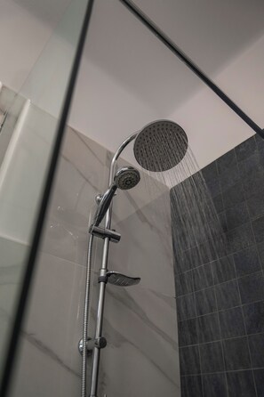 Douche, sèche-cheveux, serviettes fournies, savon