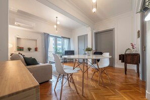 Dining - Museum 3 bdr apt -FIX Friends & Family Athens (Athina)