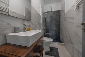 Shower, hair dryer, towels, soap - Museum 3 bdr apt -FIX Friends & Family Athens (Athina)