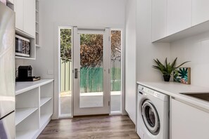 Fridge, microwave, oven, stovetop - 3BR Home 1km From Bendigo's CBD (Bendigo)