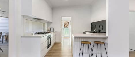 Réfrigérateur, four à micro-ondes, un four, surface de cuisson