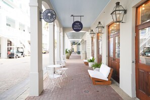 Outdoor dining - GemStone Cottage! Special Deals! Private Beach, Lux Home w/Free Bch Service! (Panama City Beach)