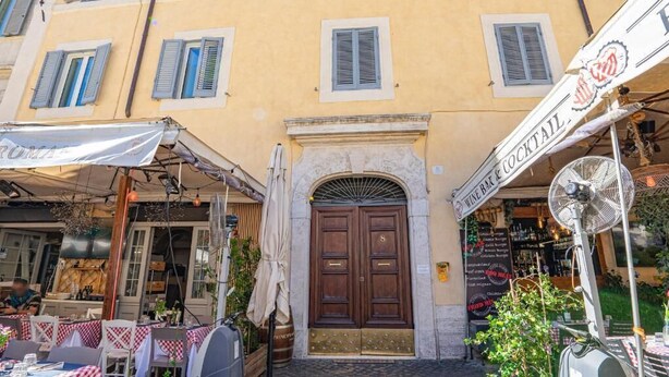 A restaurant with outdoor seating, a stone facade, and a sign for a wine bar and cocktail lounge. - CAMPO DE' FIORI PINKY HOUSE (Rome)