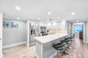 Refrigerador, microondas, cafetera y tetera y tostadora 