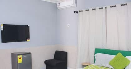 Cool bed & breakfast with AC in Ashiaman Kubekro No 3