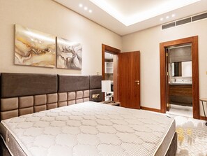 1 Schlafzimmer, Zimmersafe, Schreibtisch, laptopgeeigneter Arbeitsplatz