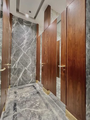 Dusche, kostenlose Toilettenartikel, Hausschuhe, Handtücher