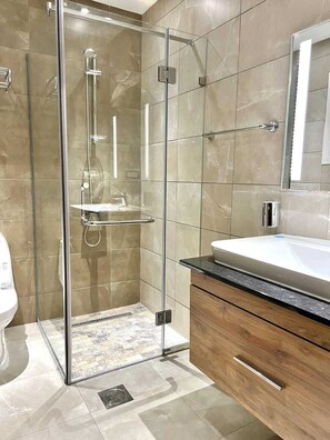 Luxury Suite, City View | Bathroom | Shower, free toiletries, slippers, towels - Abraj INN Royal 3 (Doha)