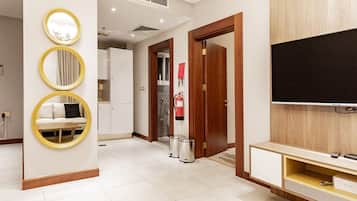 Suite de lujo, vista a la ciudad | 1 habitación, caja de seguridad en la habitación y escritorio