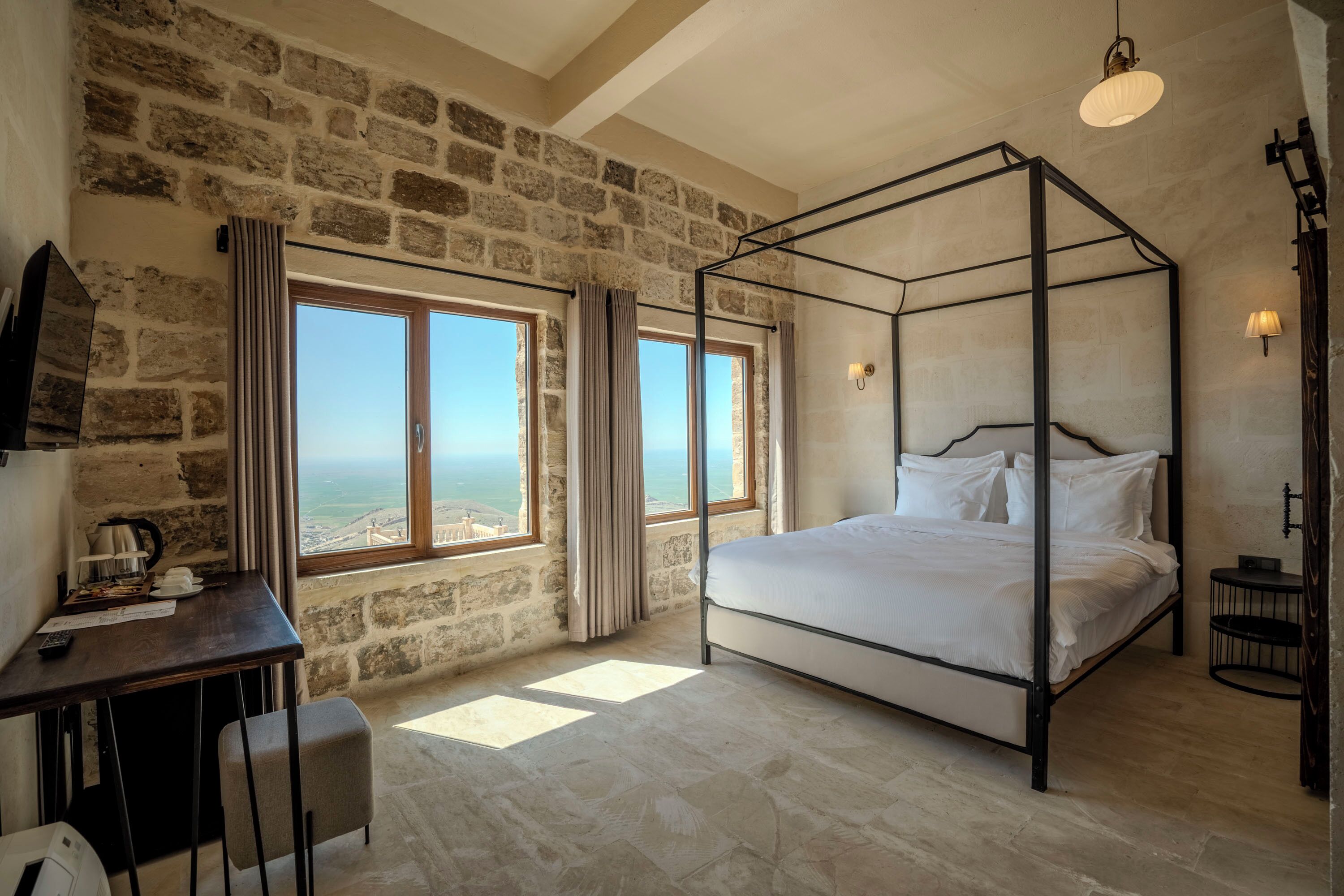 أغطية فراش متميزة ومأكولات ومشروبات مجانية في الميني بار