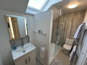 Casa de campo | Baño | Regadera, amenidades de baño gratuitas, secadora de cabello, toallas 