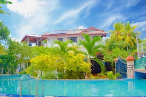 Fachada de la propiedad